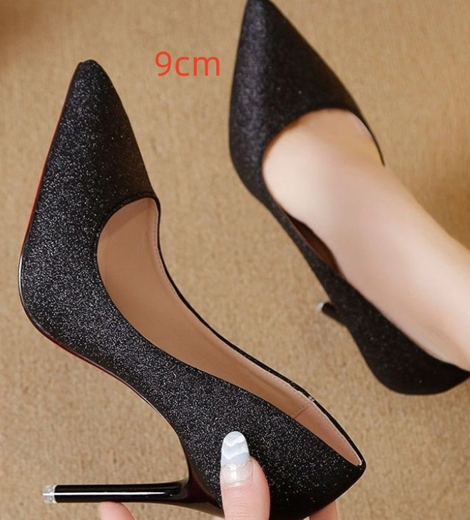 女性用シルバーヒールと黒のフレンチメッシュ、レッドスパンコール