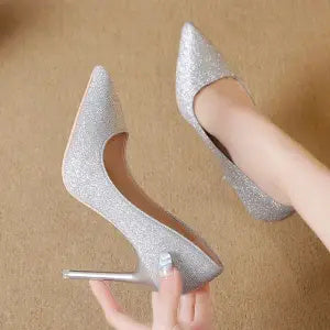 女性用シルバーヒールと黒のフレンチメッシュ、レッドスパンコール