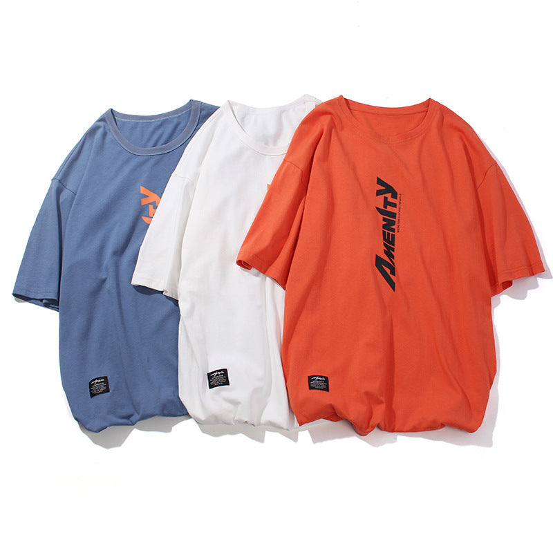 無地のラウンドネックのゆったりしたTシャツ