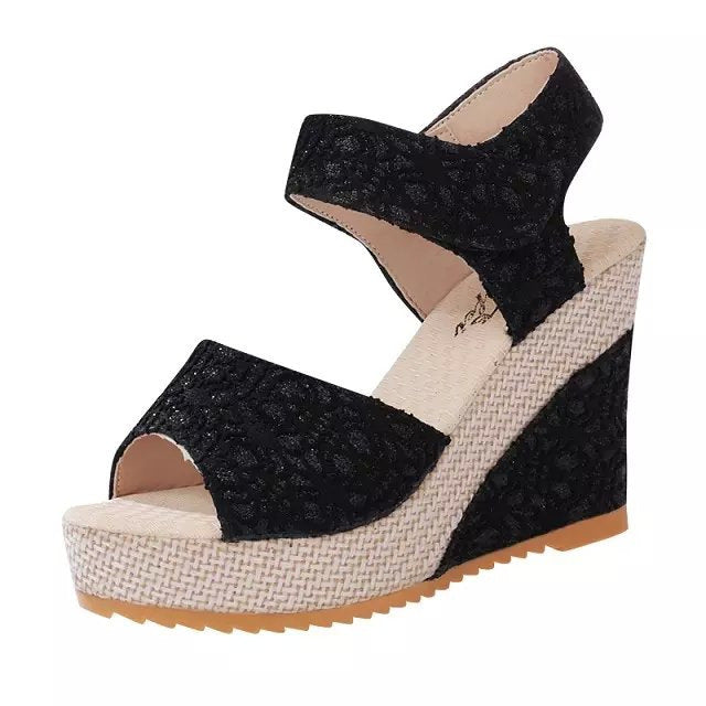 Sandalen mit flachem Absatz und hohem Absatz