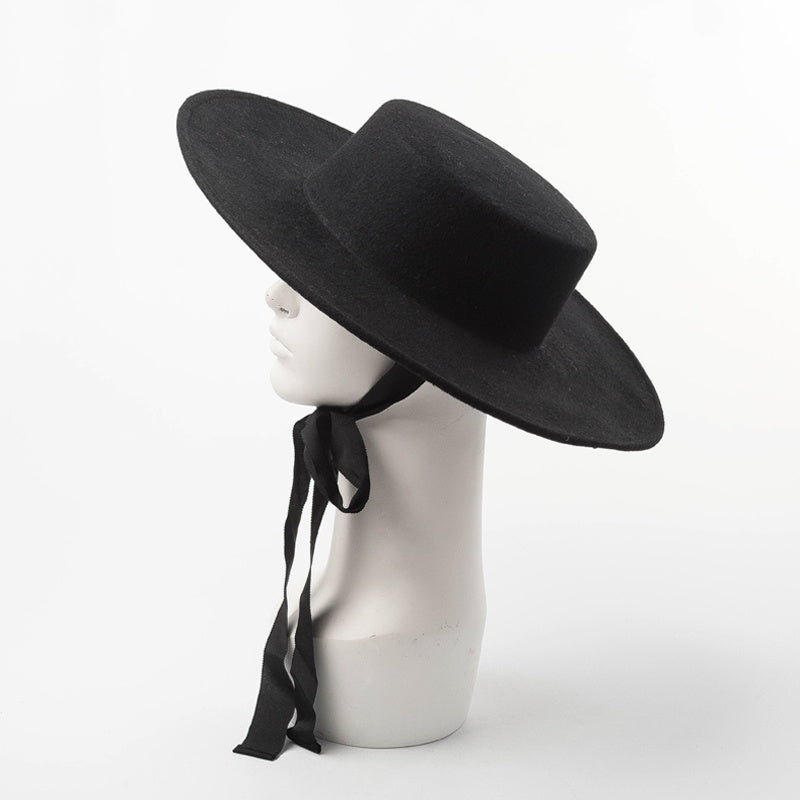 Eleganter und modischer Hepburn-Hut aus Wolle