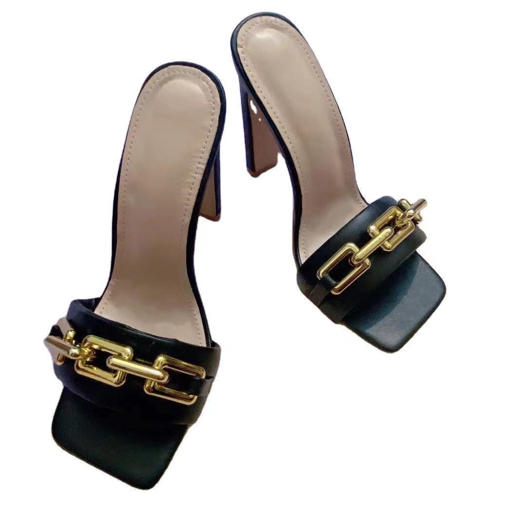 Modische Sandalen und Hausschuhe mit flachen High Heels