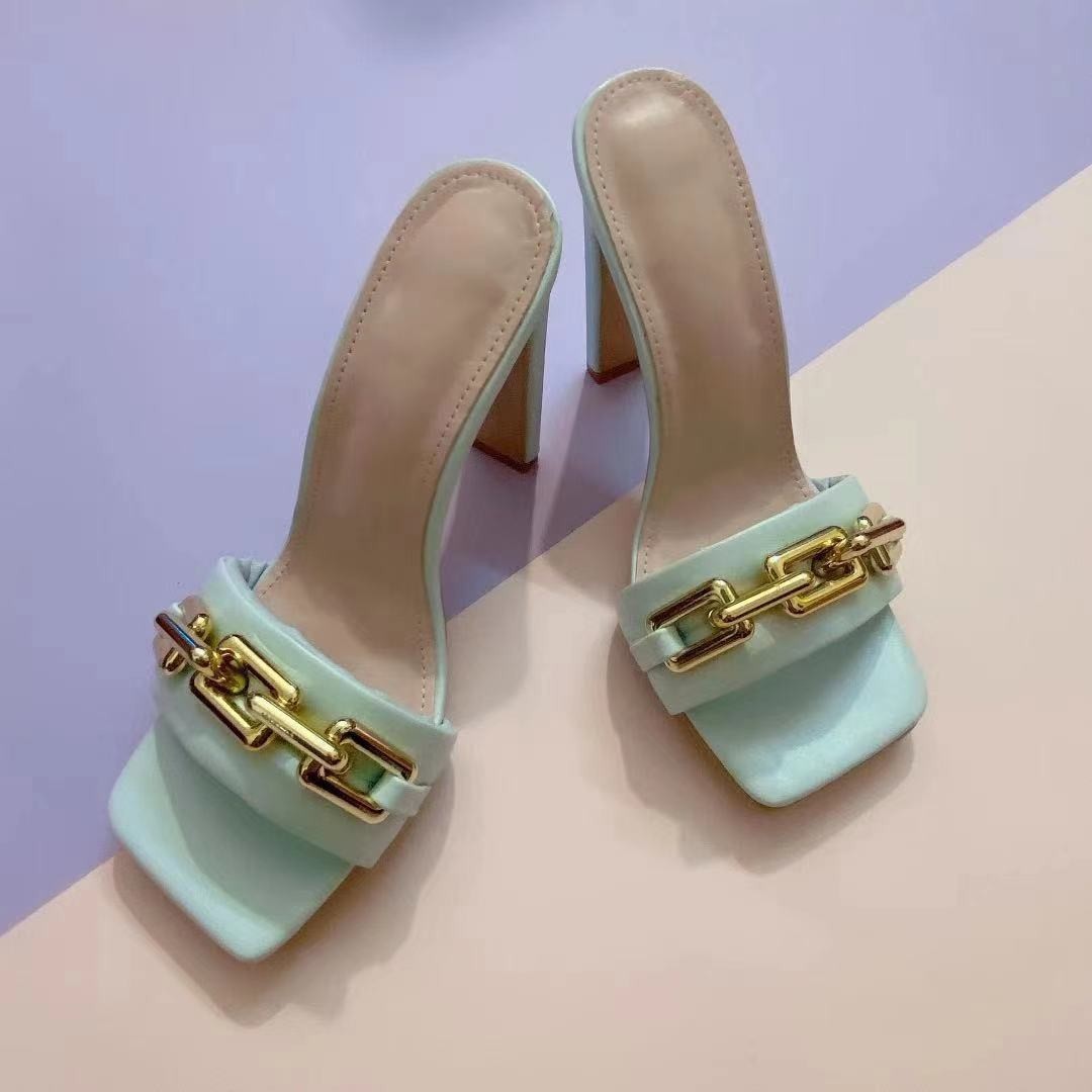 Modische Sandalen und Hausschuhe mit flachen High Heels