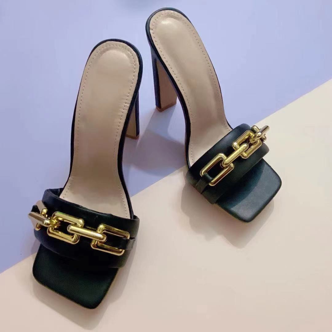 Modische Sandalen und Hausschuhe mit flachen High Heels