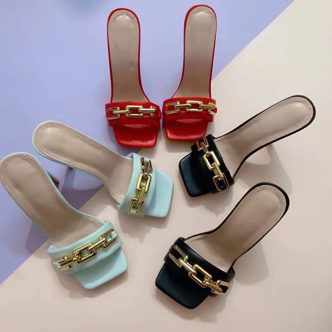 Modische Sandalen und Hausschuhe mit flachen High Heels