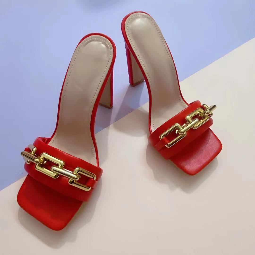 Modische Sandalen und Hausschuhe mit flachen High Heels