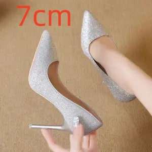 女性用シルバーヒールと黒のフレンチメッシュ、レッドスパンコール