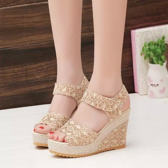 Sandalen mit flachem Absatz und hohem Absatz