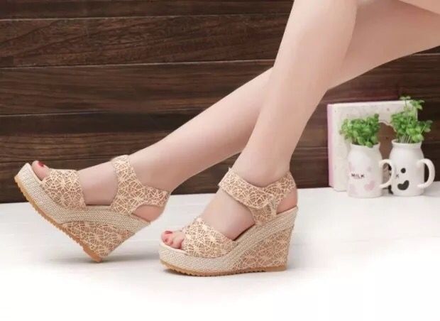 Sandalen mit flachem Absatz und hohem Absatz