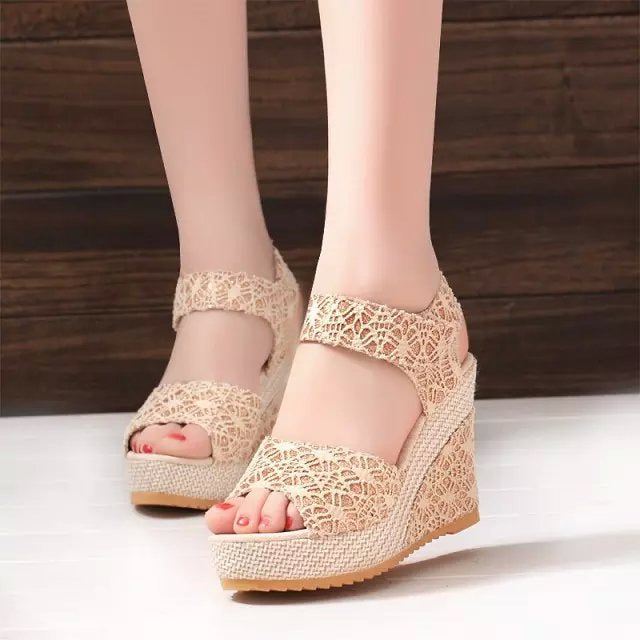 Sandalen mit flachem Absatz und hohem Absatz