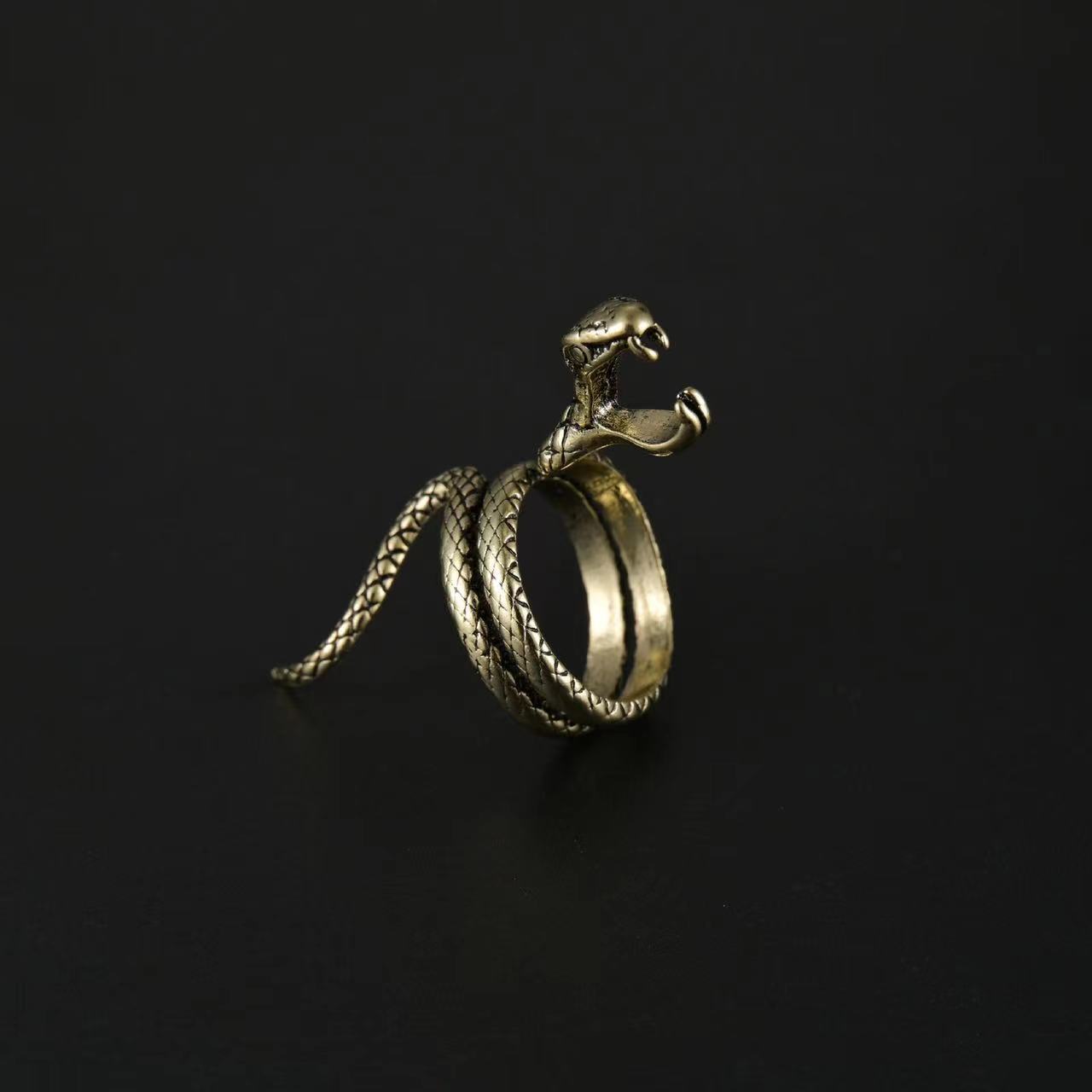 Hipster Cigeratte Holding Ring