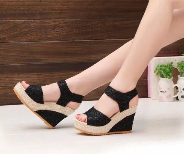 Sandalen mit flachem Absatz und hohem Absatz