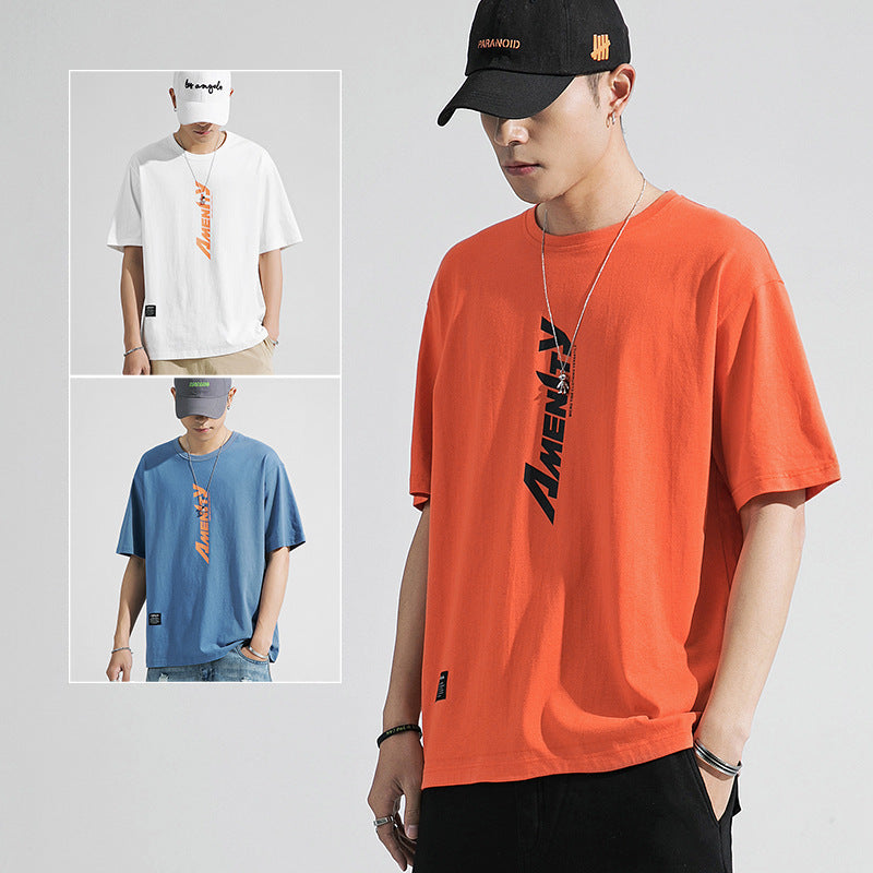 無地のラウンドネックのゆったりしたTシャツ