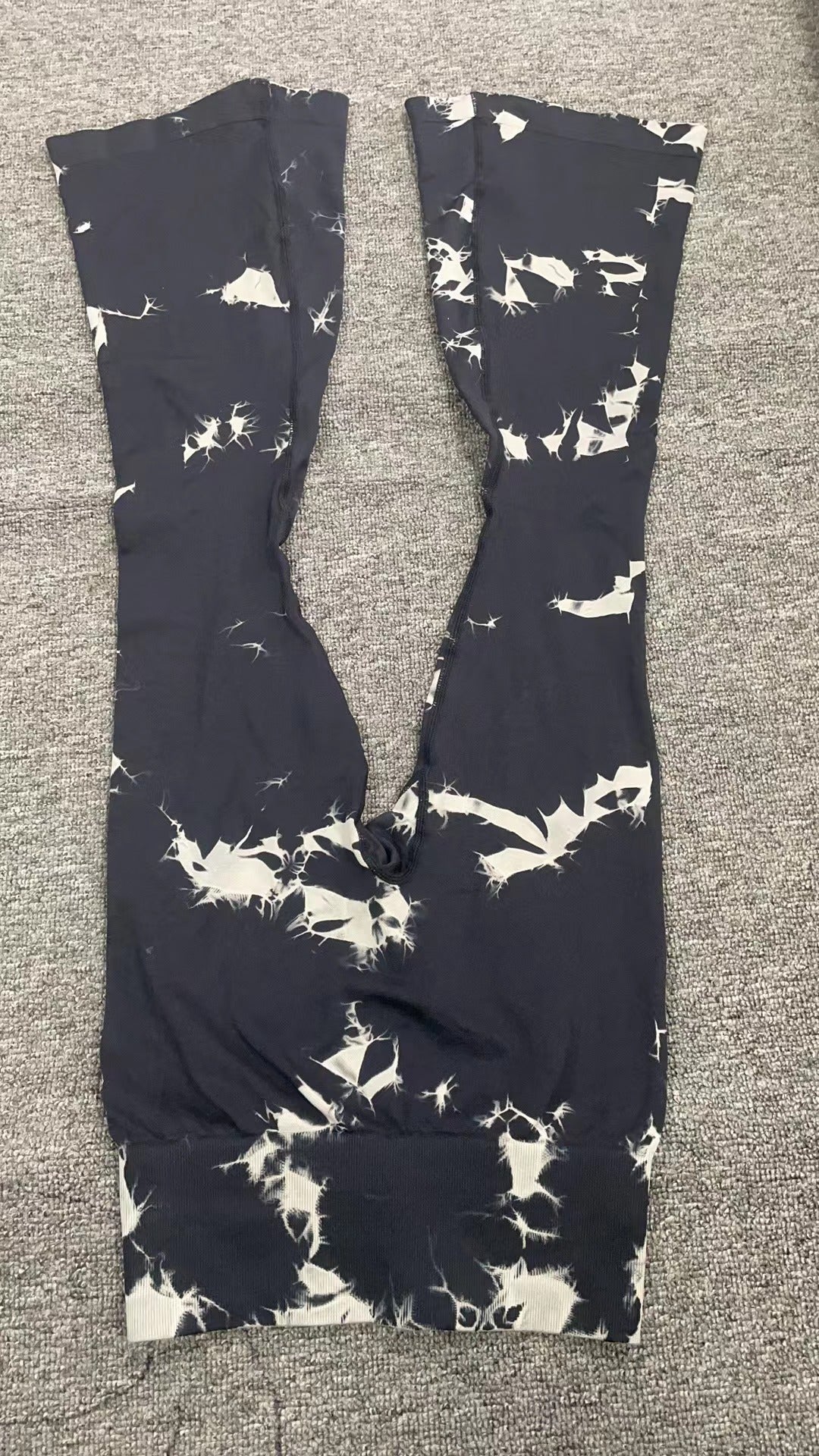 Modische Yoga-Schlaghose mit Batikmuster