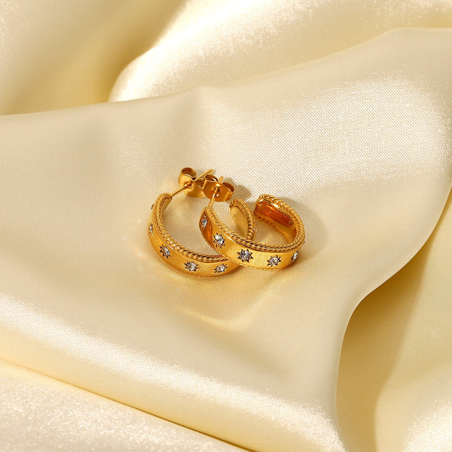 Modische 18K Gold Stern Zirkonia Ohrringe