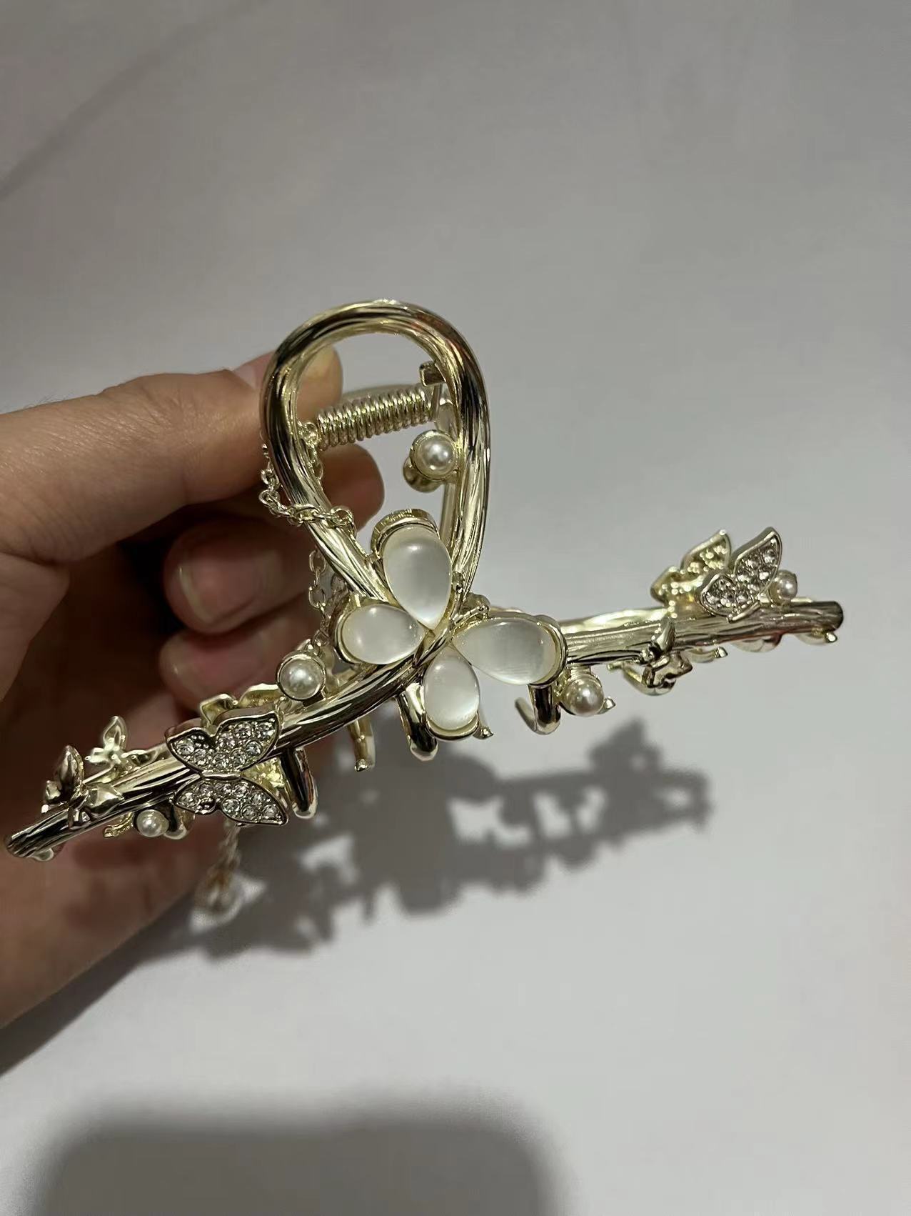 Simple Claw Large Shark Clip