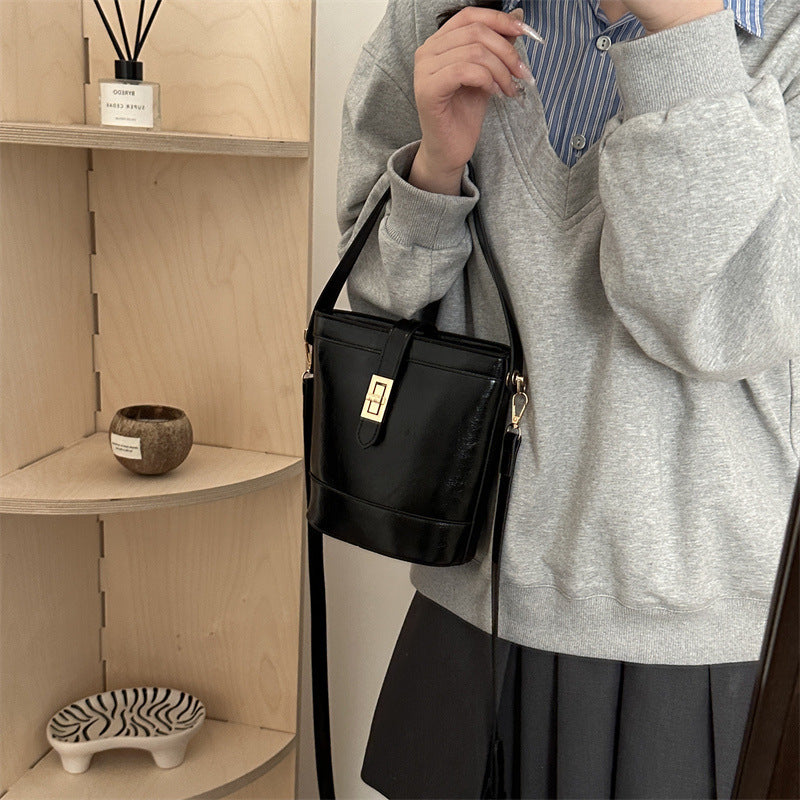 Hand Holding Bucket Women's One Shoulder Crossbody Bag