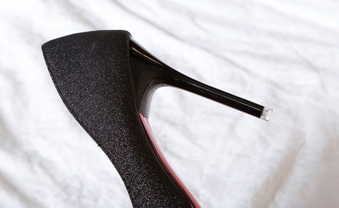 女性用シルバーヒールと黒のフレンチメッシュ、レッドスパンコール