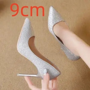 女性用シルバーヒールと黒のフレンチメッシュ、レッドスパンコール