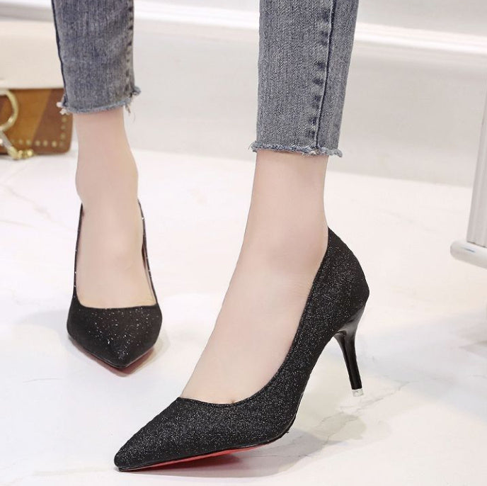 女性用シルバーヒールと黒のフレンチメッシュ、レッドスパンコール