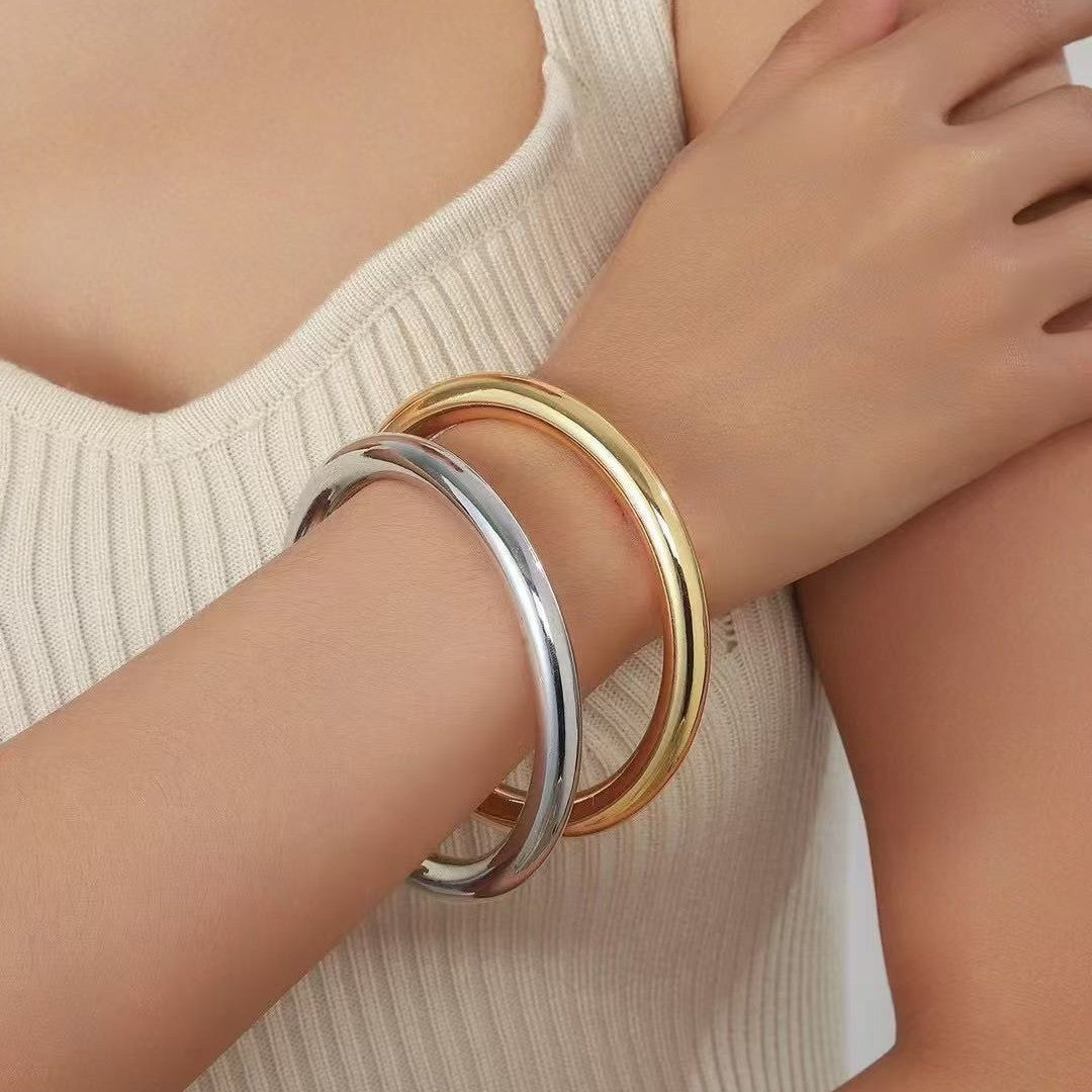 Galvanisiertes CCB Einfaches zylindrisches dreidimensionales Armband für Damen