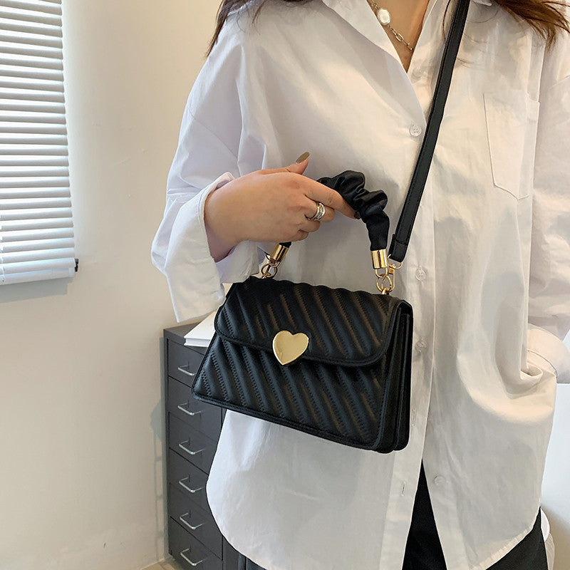Modische Umhängetasche mit Kette und Love-Metall-Design