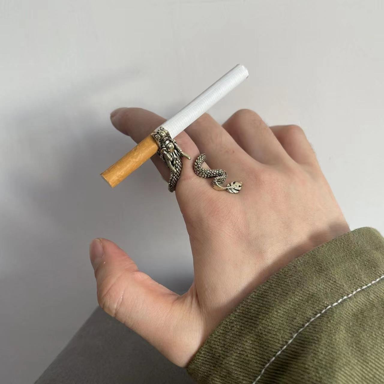 Hipster Cigeratte Holding Ring