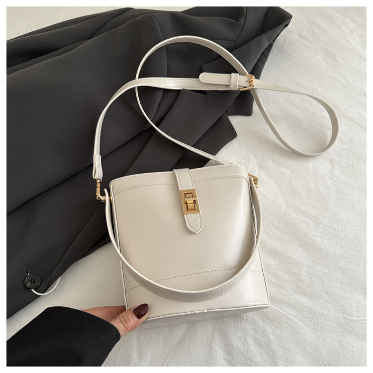 Hand Holding Bucket  Women's One Shoulder Crossbody Bag