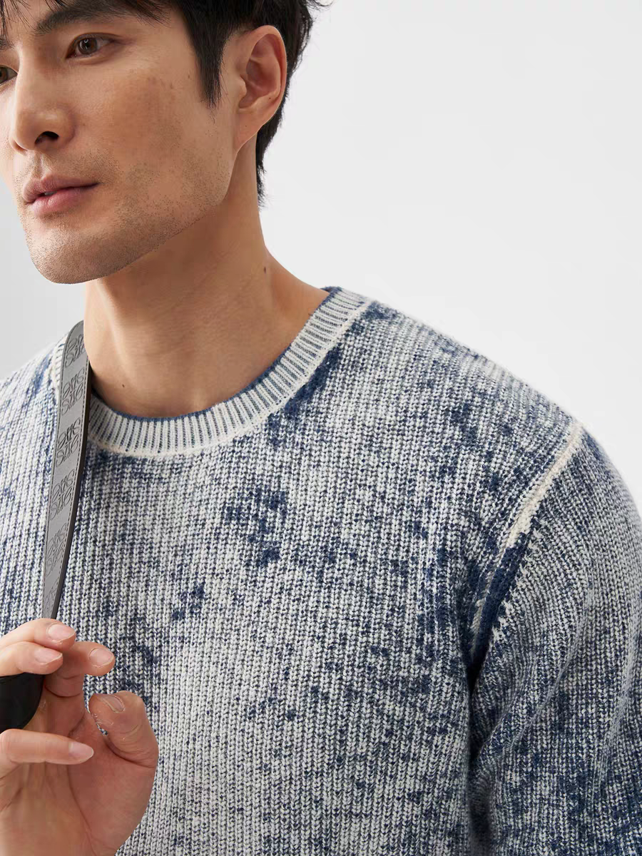 WASHED FLUFFY REVERSE PRINT SWEATER